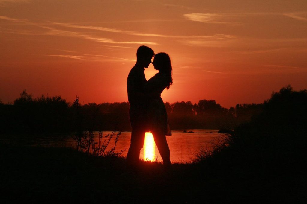 couple, love, sunset-915984.jpg